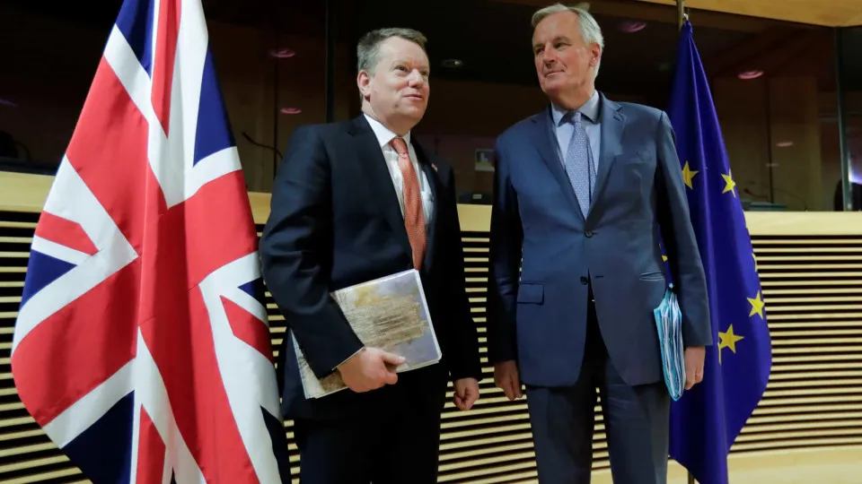Barnier dá conta de "muitas divergências" após primeiras negociações
