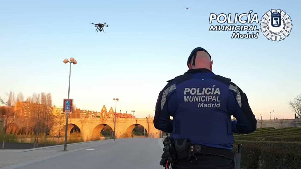 Polícia de Madrid usa drones para 'obrigar' pessoas a abandonarem as ruas