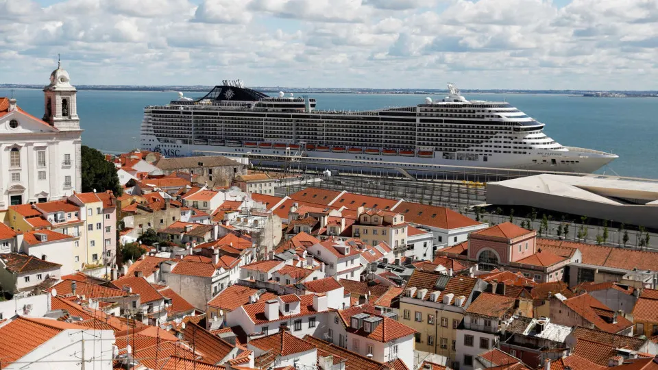 Passageiros de cruzeiro atracado em Lisboa são repatriados hoje