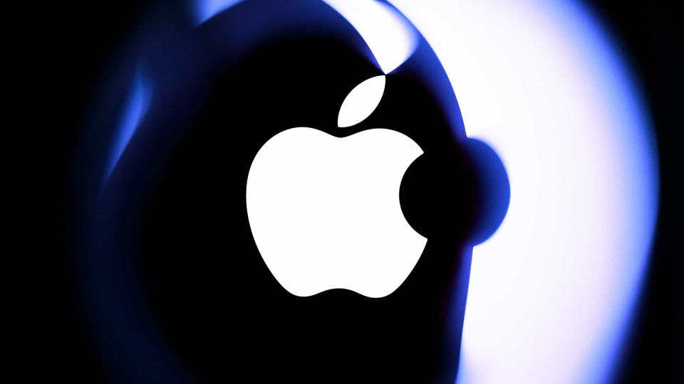 Apple baixa volume de negócios trimestral mas consegue aumentar lucros