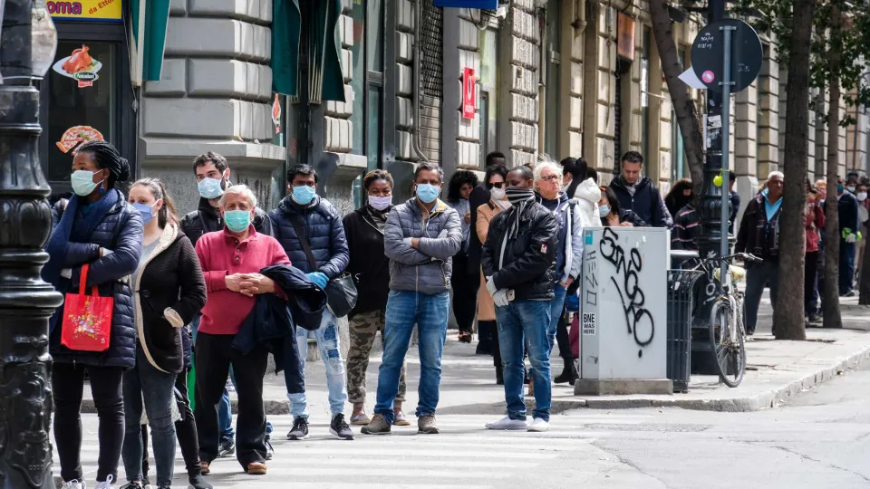 "Não temos dinheiro e precisamos de comer": Crise social no sul de Itália