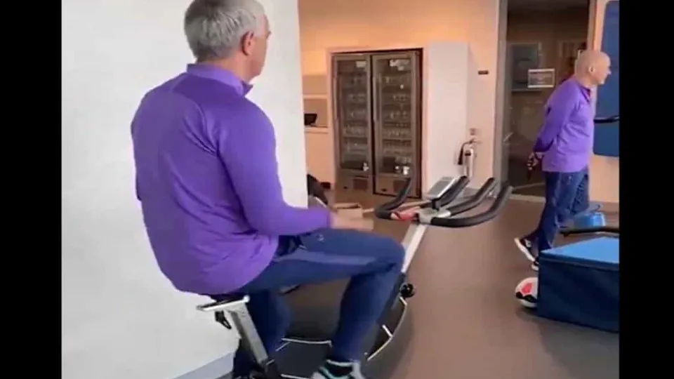 Mourinho em modo 'ciclista' dá o exemplo no teletrabalho do Tottenham