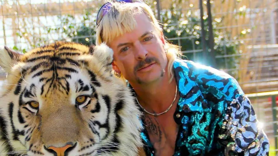 Joe Exotic anuncia noivado com colega da prisão