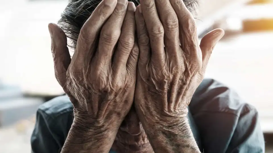 Quase 40% dos idosos com mais de 80 anos viviam sozinhos em 2021