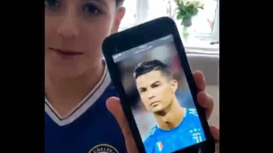 Pediu um corte de cabelo à Cristiano Ronaldo e foi tramado pelo pai