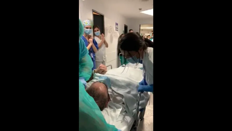"Vocês são uns campeões". A mensagem de um doente que superou a Covid-19