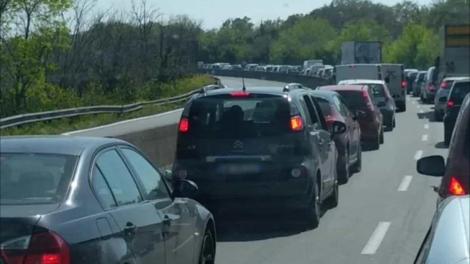 Mais de 10 km de fila: Italianos ignoram quarentena e rumam à praia