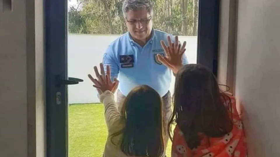 Covid-19. PSP mostra imagem emocionante de agente separado da família