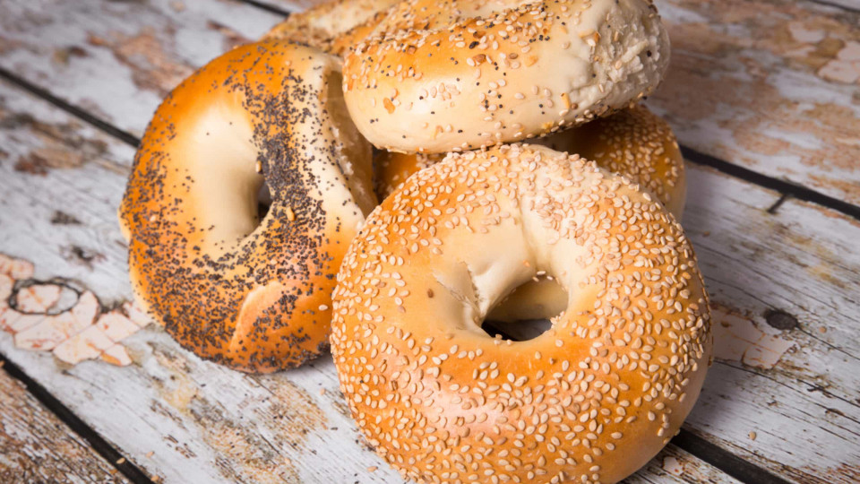 Prepare uns bagels saudáveis e irresistíveis para o pequeno-almoço