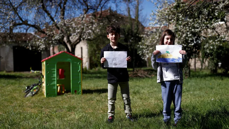 Covid-19: Regresso às aulas em França vai ser voluntário