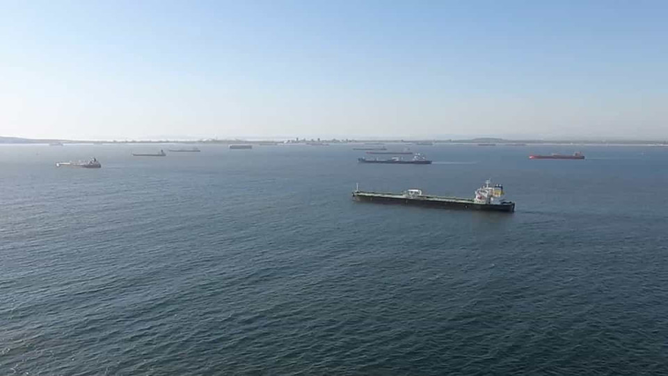 Navios ao largo dos EAU no golfo de Omã avisam que perderam o controlo