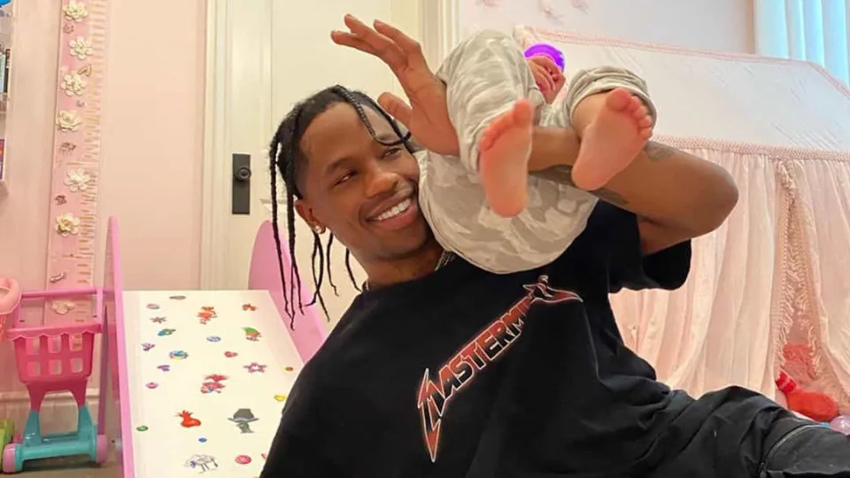 "Papá do ano". Kylie Jenner elogia Travis Scott em dia de aniversário