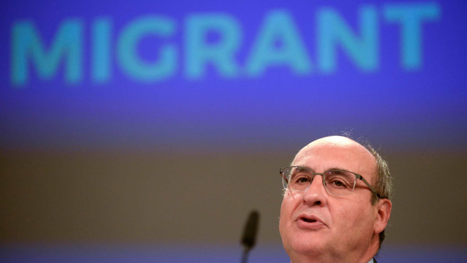 Covid-19: Vitorino apela a UE para garantir acesso de migrantes a vacinas