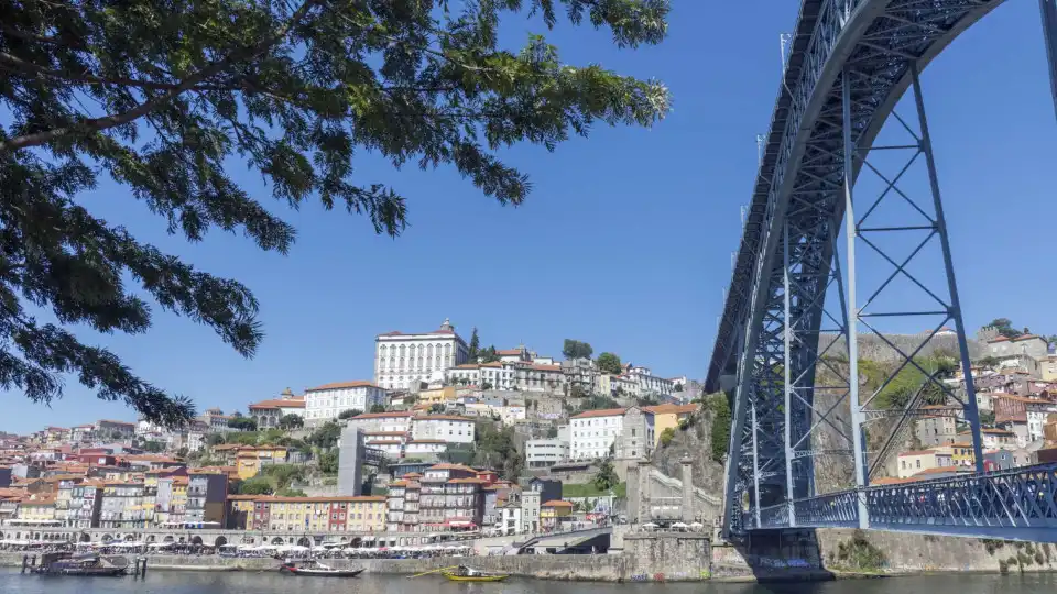 PSP manda parar mota, que embate com agente no Porto. Veículo tinha droga