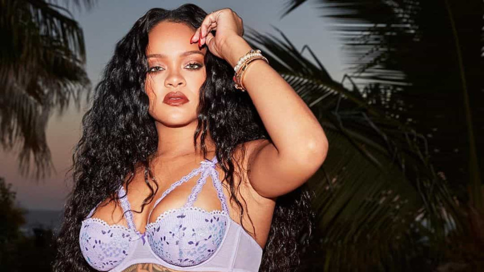 Rihanna deixa seguidores de queixo caído com fotos em lingerie