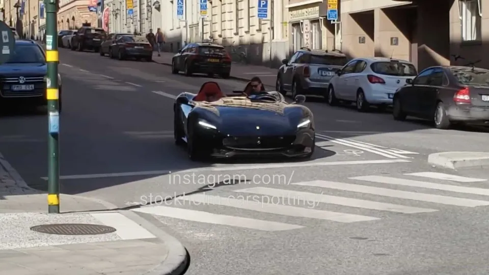 Ibrahimovic foi 'apanhado' a passear de Ferrari e pode estar em apuros