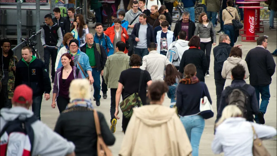 População na UE vai atingir pico de 453,3 milhoes em 2029. Depois, cairá