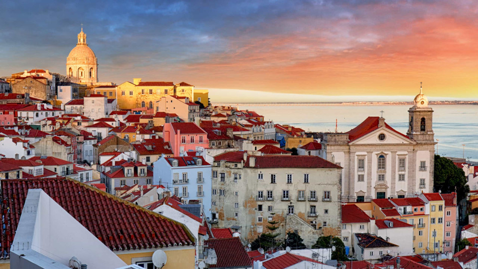 Lisboa dá 'luz verde' a transportes gratuitos para jovens e idosos