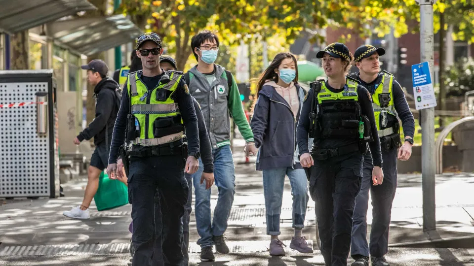 Melbourne coloca milhares em confinamento após surto de centenas de casos
