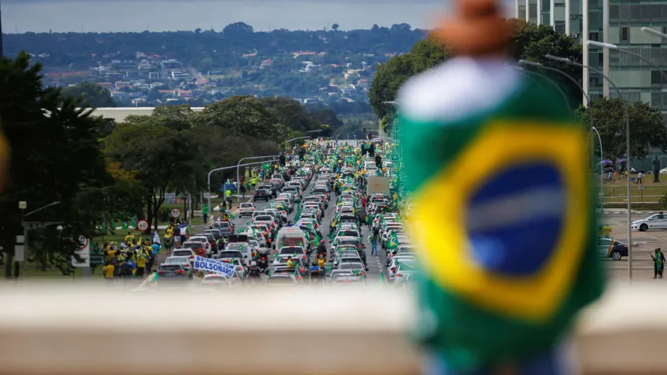 Sem máscara e no meio da multidão, Bolsonaro pegou em crianças ao colo