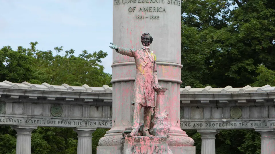 Floyd: Manifestantes derrubam estátua de Jefferson Davis, na Virgínia