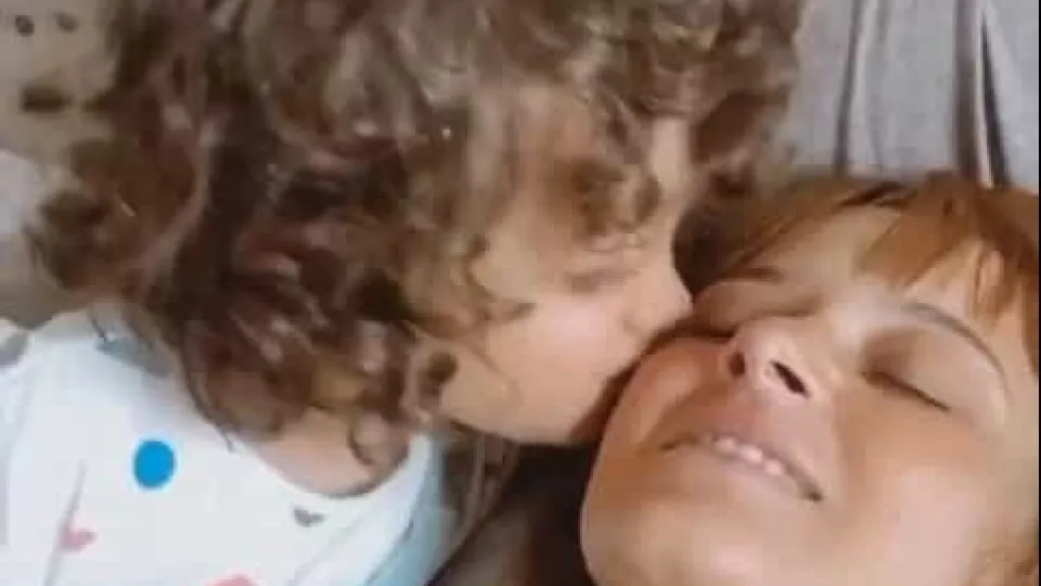 Vídeo. O beijinho carinhoso que faz Carolina Deslandes ganhar o dia