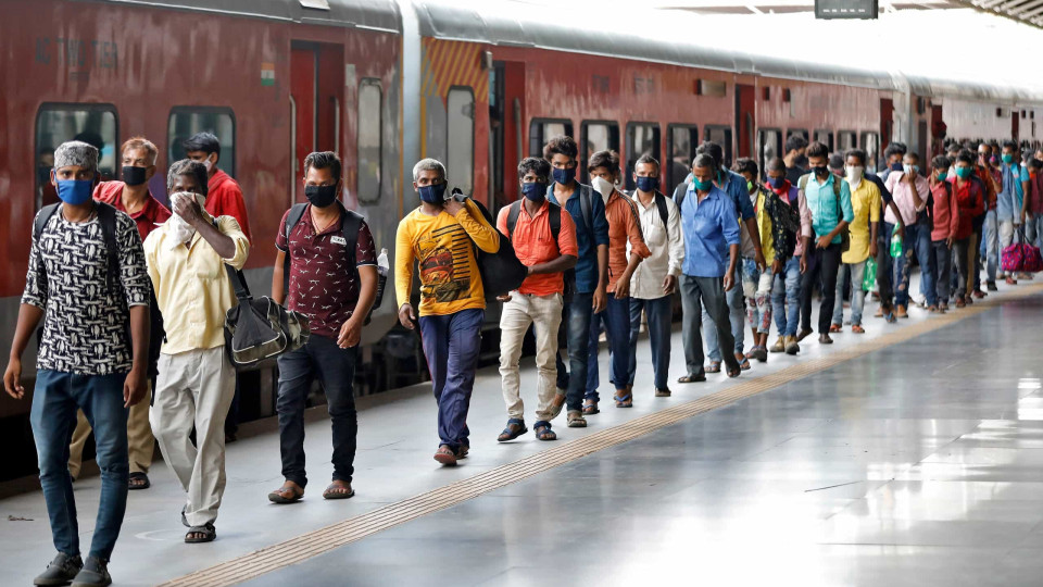 Índia abre ao setor privado transporte ferroviário de passageiros