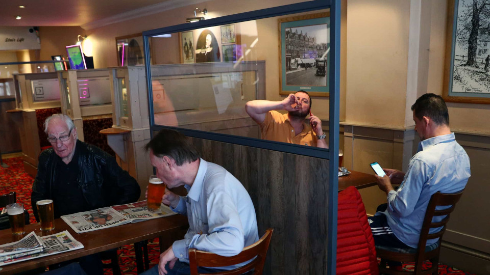Inglaterra reabre pubs e restaurantes em desconfinamento controverso