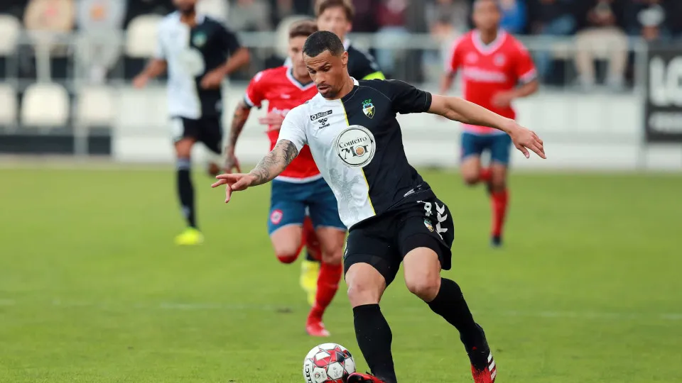 Feirense oficializa chegada de goleador ex-Farense e Famalicão