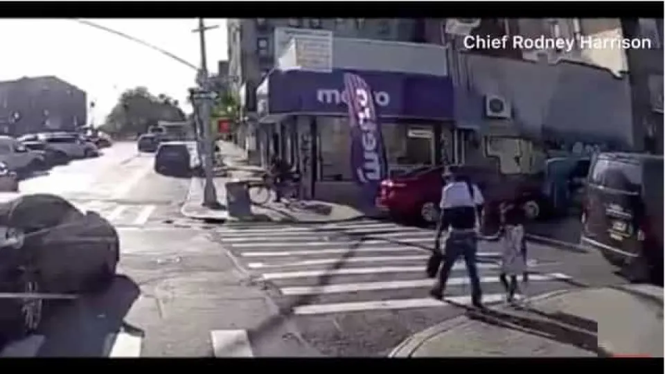 Homem morto enquanto atravessava estrada de mão dada com filha de 4 anos