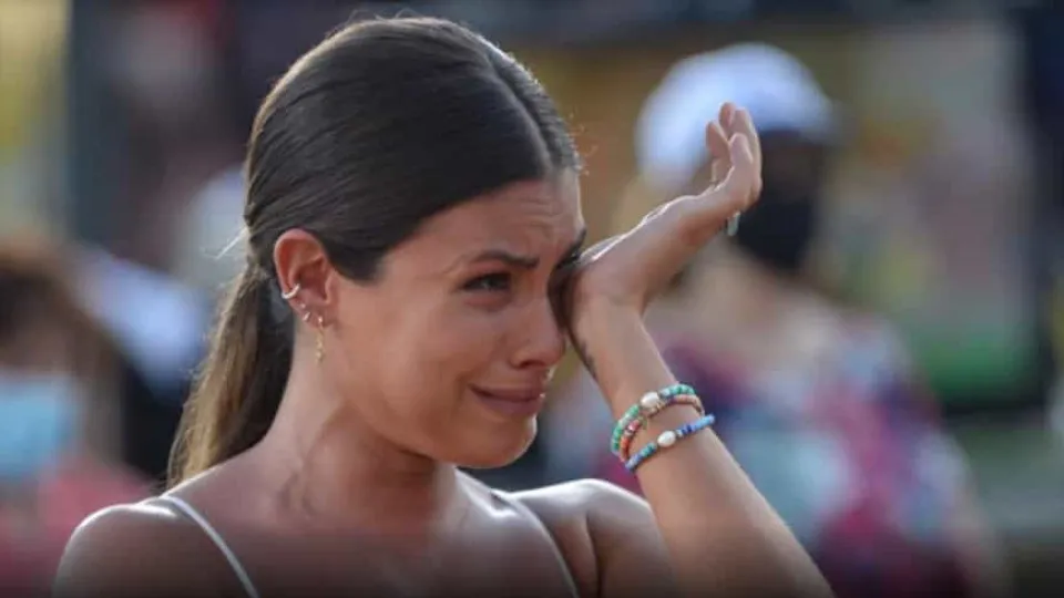 Carolina Loureiro lavada em lágrimas com surpresa do namorado em direto