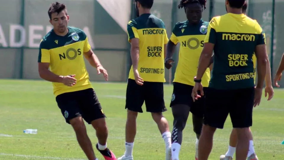 Amorim com duas 'boas-novas' na ressaca da derrota no Clássico