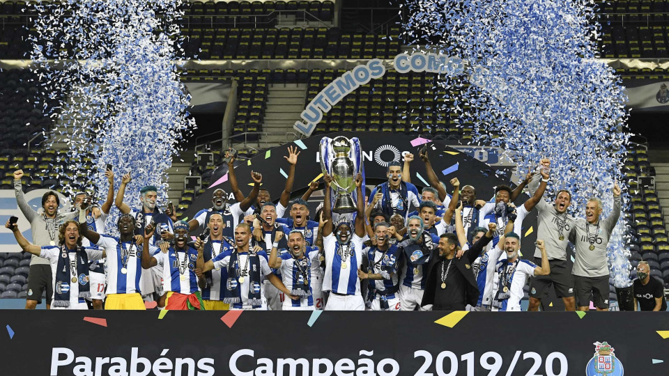 FC Porto levantou a taça de campeão no final do jogo com o Moreirense