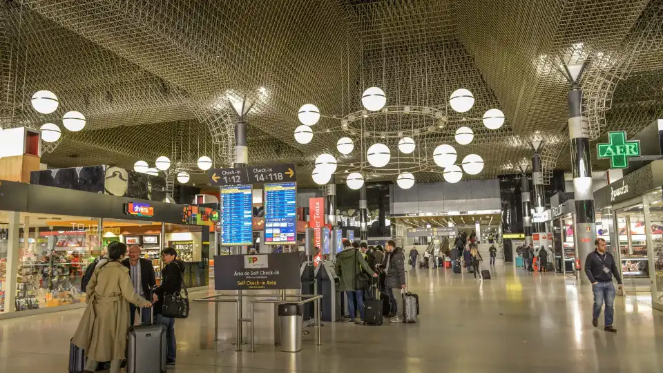 Homem procurado em França detido pela PSP no aeroporto de Lisboa