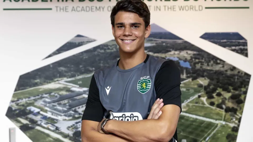 Jovem Diego Callai assina contrato profissional com o Sporting