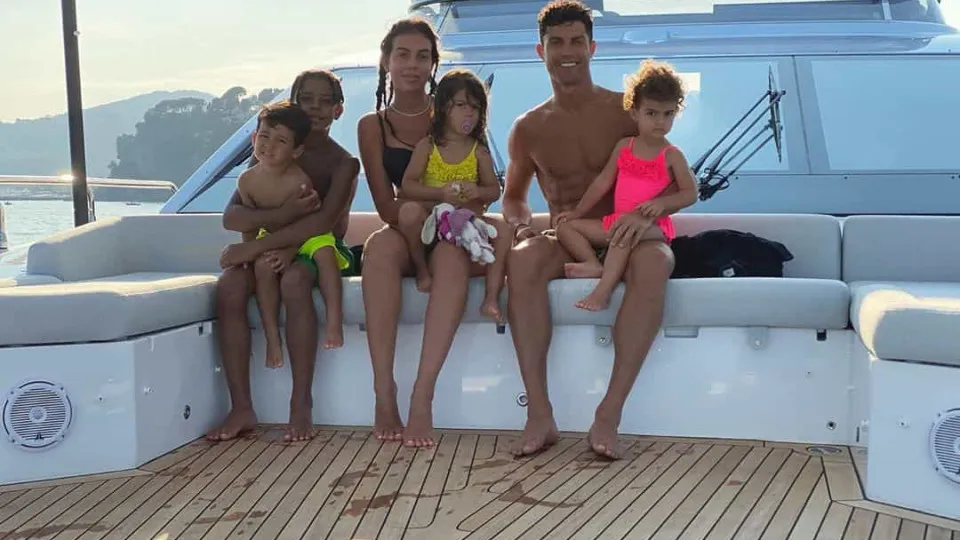 Nova foto da família de Ronaldo... com fio dental de Georgina em destaque