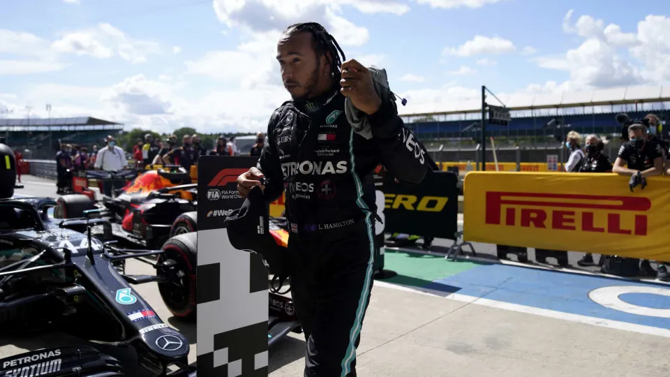 Hamilton garante 'pole' mas lamenta ausência de fãs: "Está tudo vazio..."
