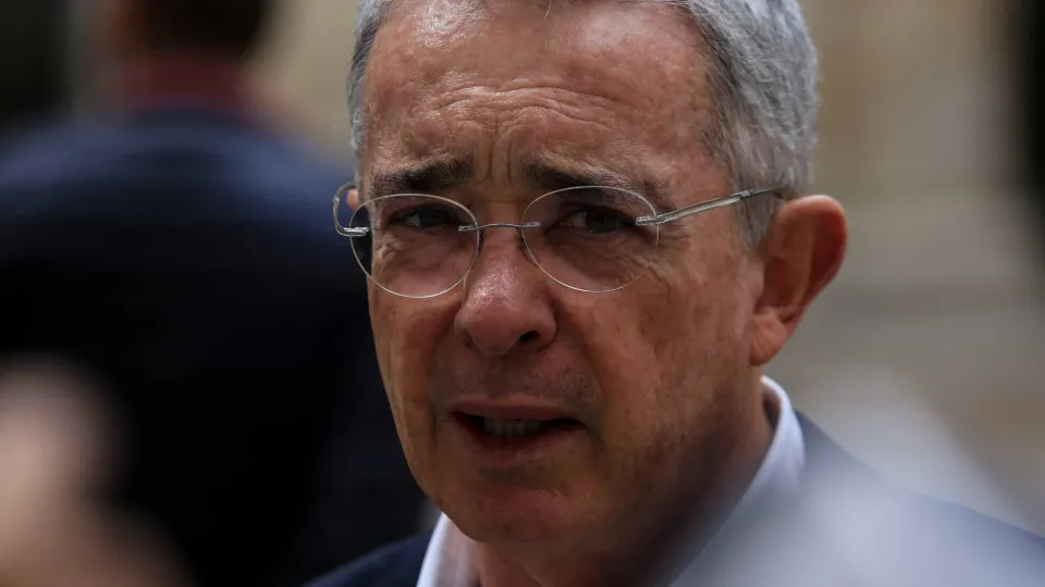 Antigo presidente colombiano, Álvaro Uribe, está infetado com Covid-19