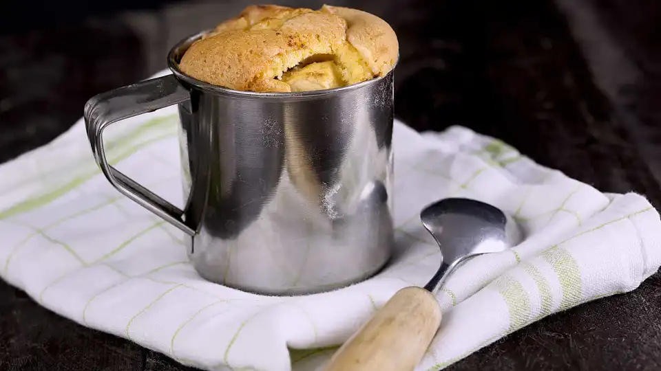 A receita de bolo saudável na caneca que pode comer sem culpa