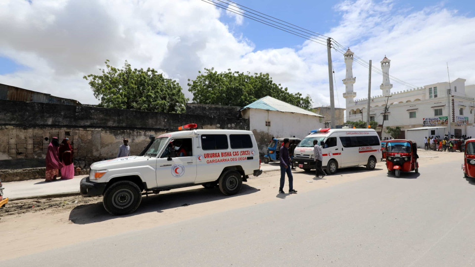 Duas explosões e tiros em atentado contra hotel na capital somali