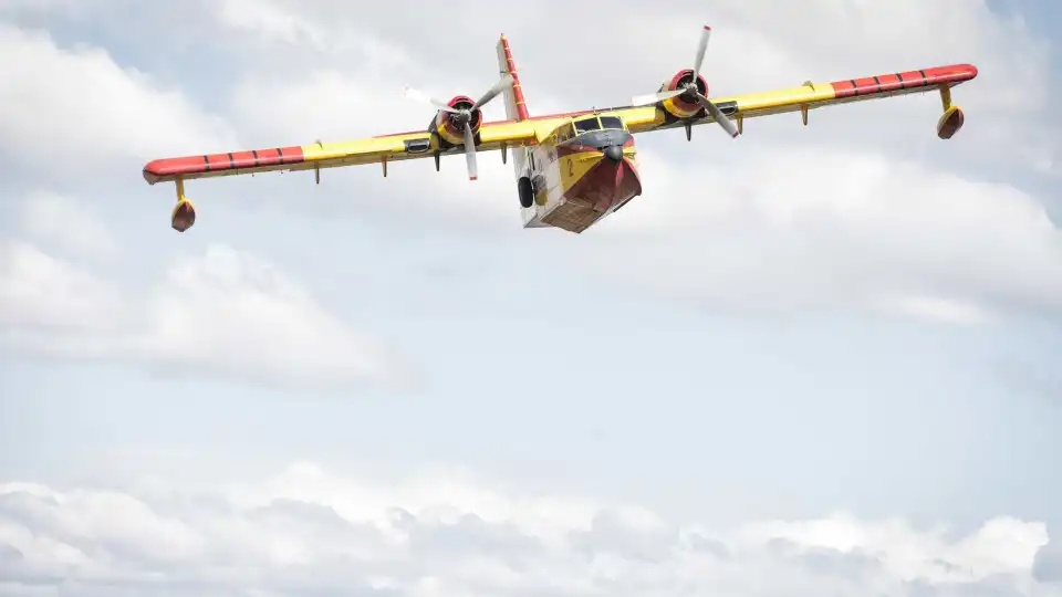 Grécia empresta dois aviões Canadair para combate aos fogos em Portugal