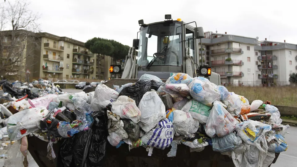 Produção de lixo diminui em Itália, mas consumo de plástico sobe