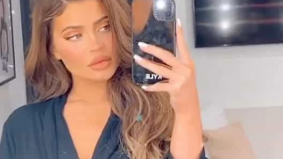 Decote de Kylie Jenner 'incendeia' redes sociais