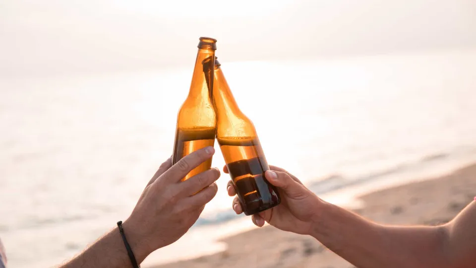 Vai à praia? Não beba álcool. Saiba porquê