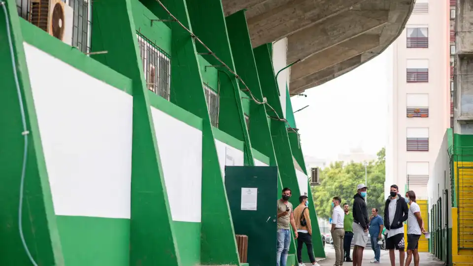 Trabalhadores em protesto contra encerramento do bingo do Vitória FC