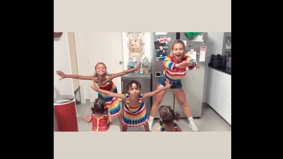 Luciana Abreu partilha vídeos a dançar com as quatro filhas