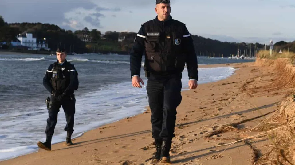 Corpo de adolescente de 13 anos dá à costa em praia francesa