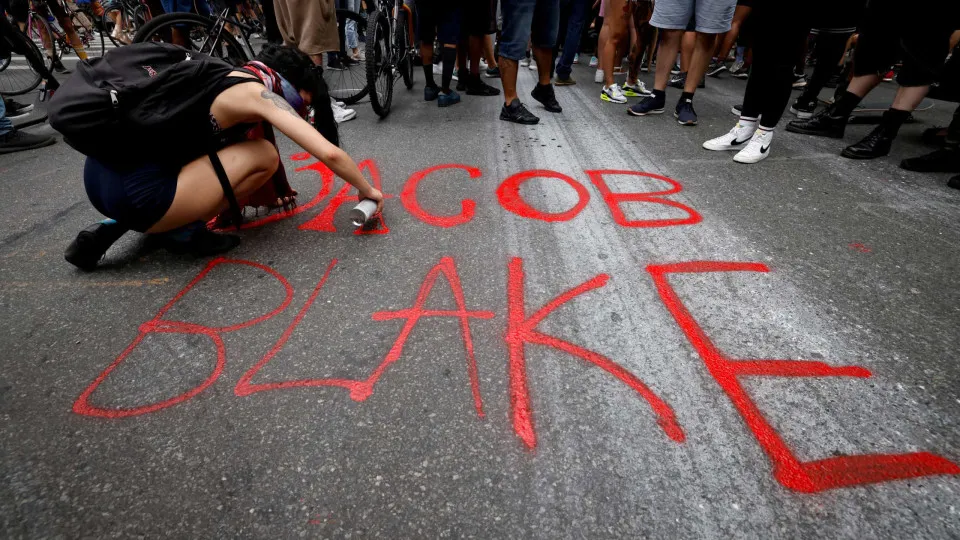 Filhos de Jacob Blake estariam no carro. Nova noite de protestos nos EUA