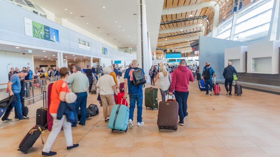 Controlo de fronteiras nos aeroportos reforçado com 238 elementos