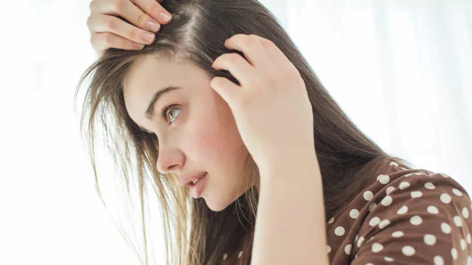 Tem pouco cabelo? E falhas? Truque de maquilhagem para um cabelo espesso